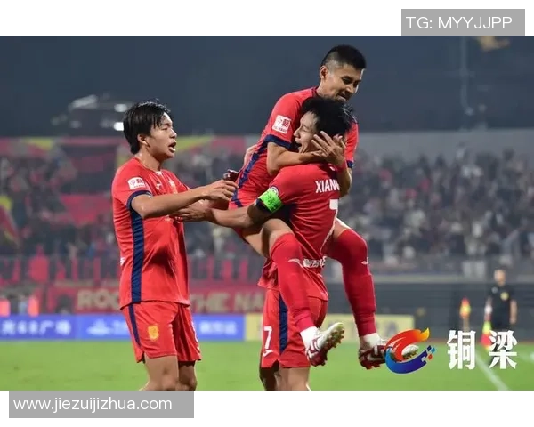 传奇老将再度绽放光芒 足球岁月里的不朽英雄与辉煌回忆 传奇老将再度绽放光芒 足球岁月里的不朽英雄与辉煌回忆